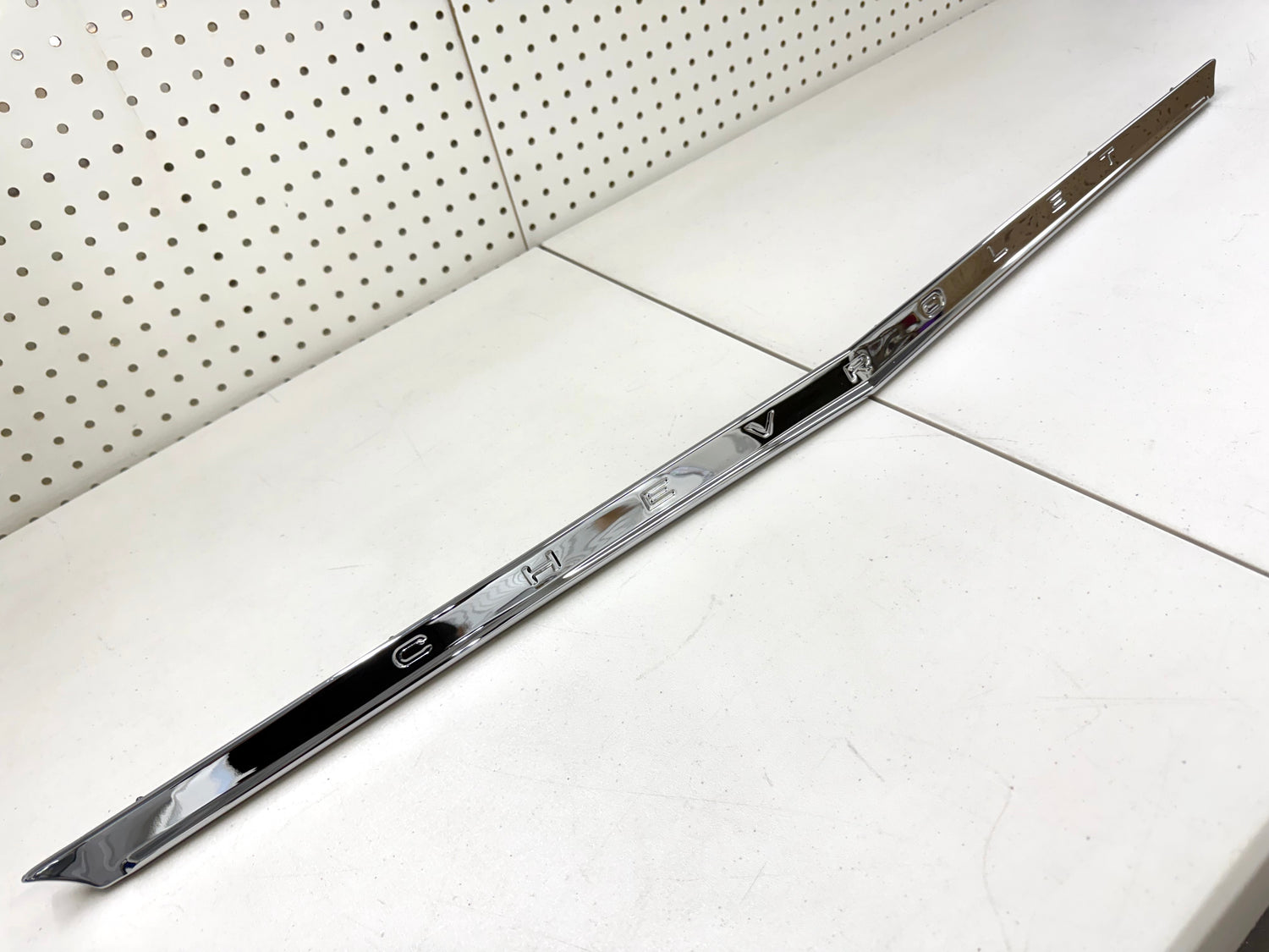 1962 CHEVY IMPALA BEL AIR BISCAYNE FULL SIZE HOOD LIP MOLDING with GM Chevrolet lettering [NEW][CHROME FINISH]