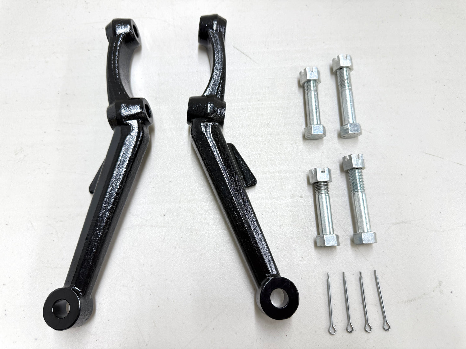 1955-57 CHEVY BEL AIR FULL-SIZE DRUM BRAKE SPINDLE STEERING ARM KNUCKLES (PAIR) / BLACK POWDER COAT FINISH [NEW]