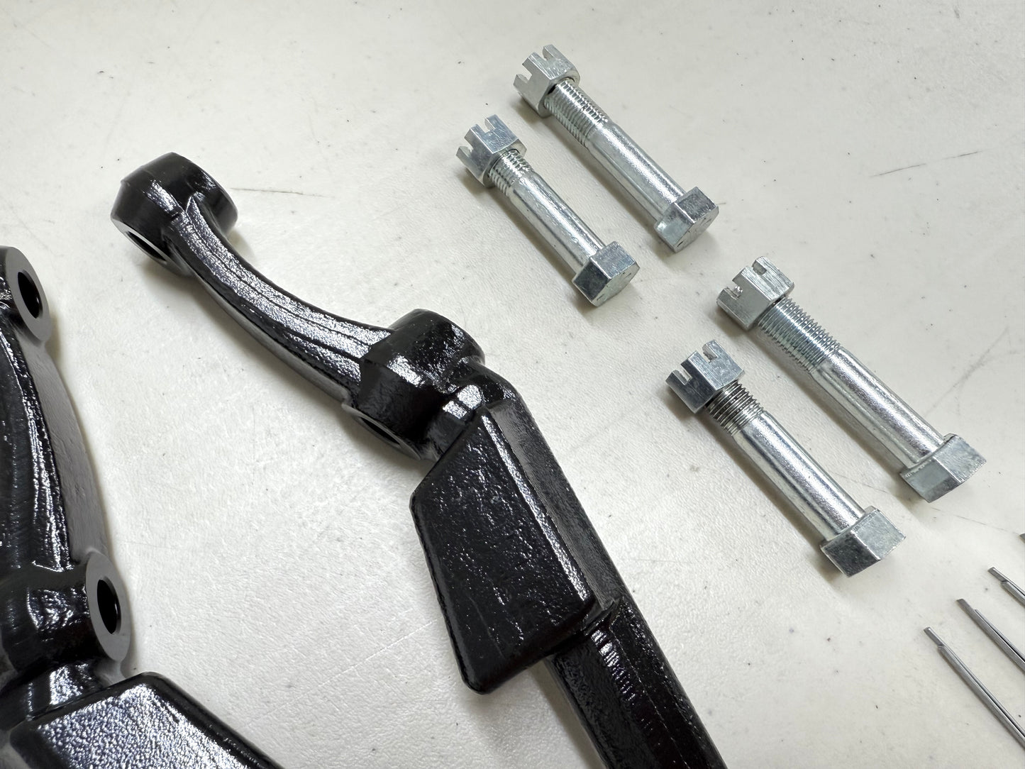 1955-57 CHEVY BEL AIR FULL-SIZE DRUM BRAKE SPINDLE STEERING ARM KNUCKLES (PAIR) / BLACK POWDER COAT FINISH [NEW]