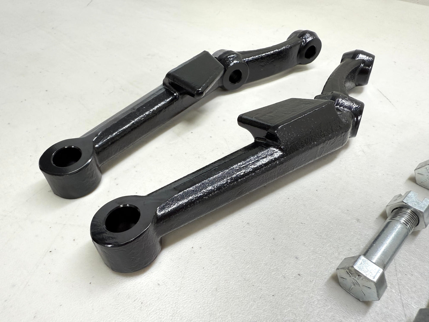 1955-57 CHEVY BEL AIR FULL-SIZE DRUM BRAKE SPINDLE STEERING ARM KNUCKLES (PAIR) / BLACK POWDER COAT FINISH [NEW]