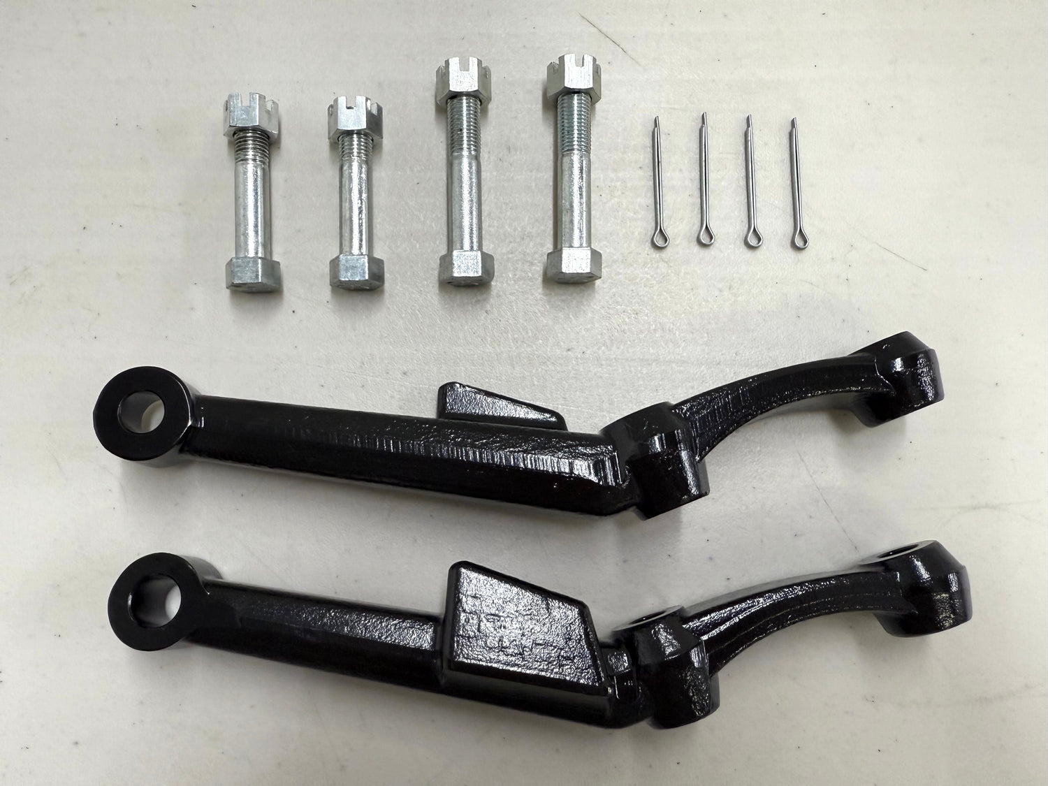 1955-57 CHEVY BEL AIR FULL-SIZE DRUM BRAKE SPINDLE STEERING ARM KNUCKLES (PAIR) / BLACK POWDER COAT FINISH [NEW]