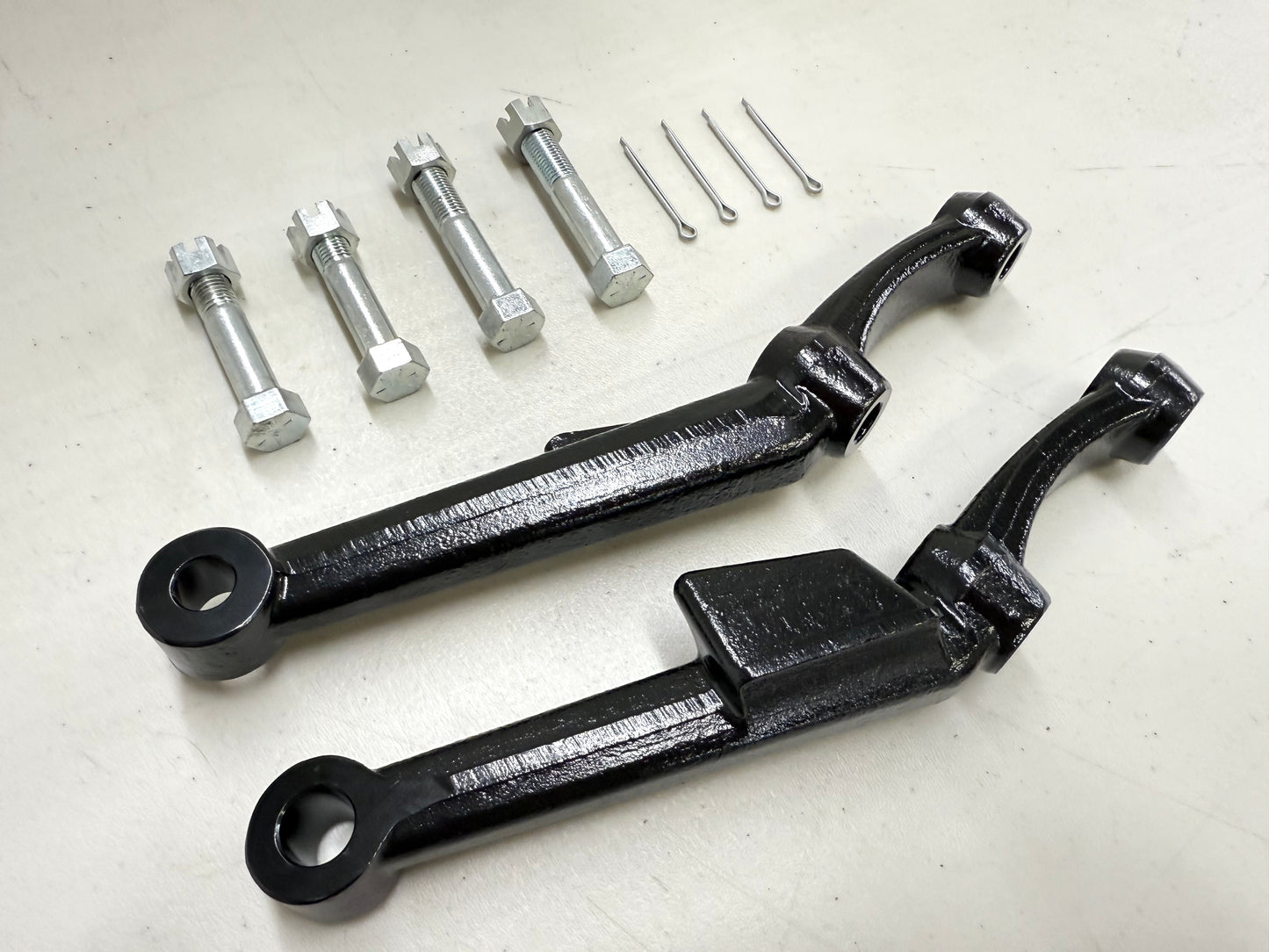 1955-57 CHEVY BEL AIR FULL-SIZE DRUM BRAKE SPINDLE STEERING ARM KNUCKLES (PAIR) / BLACK POWDER COAT FINISH [NEW]