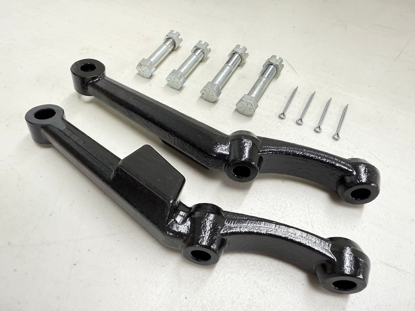 1955-57 CHEVY BEL AIR FULL-SIZE DRUM BRAKE SPINDLE STEERING ARM KNUCKLES (PAIR) / BLACK POWDER COAT FINISH [NEW]