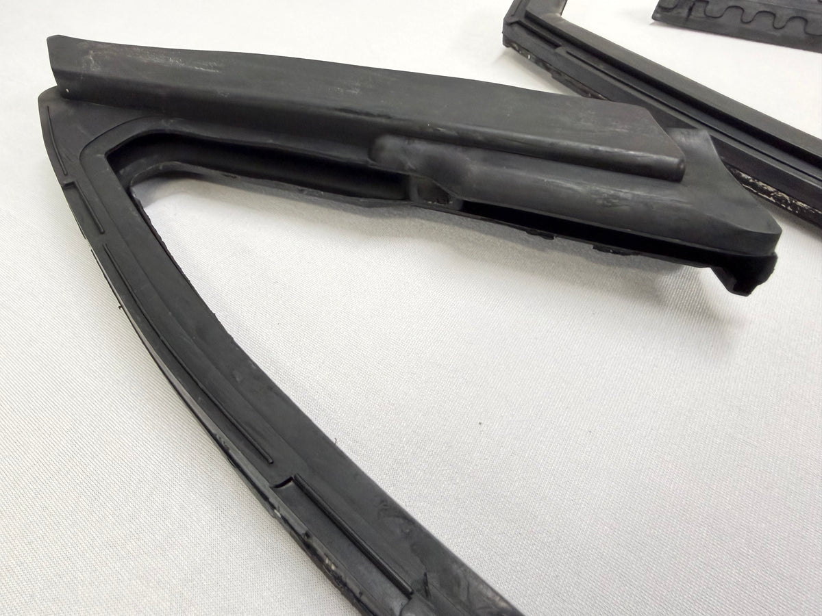1965-1968 CHEVROLET CHEVY IMPALA 2 DOOR HARDTOP OR CONVERTIBLE DOOR VENT WINDOW WEATHERSTRIP SET RUBBERS 1PAIR [NEW]