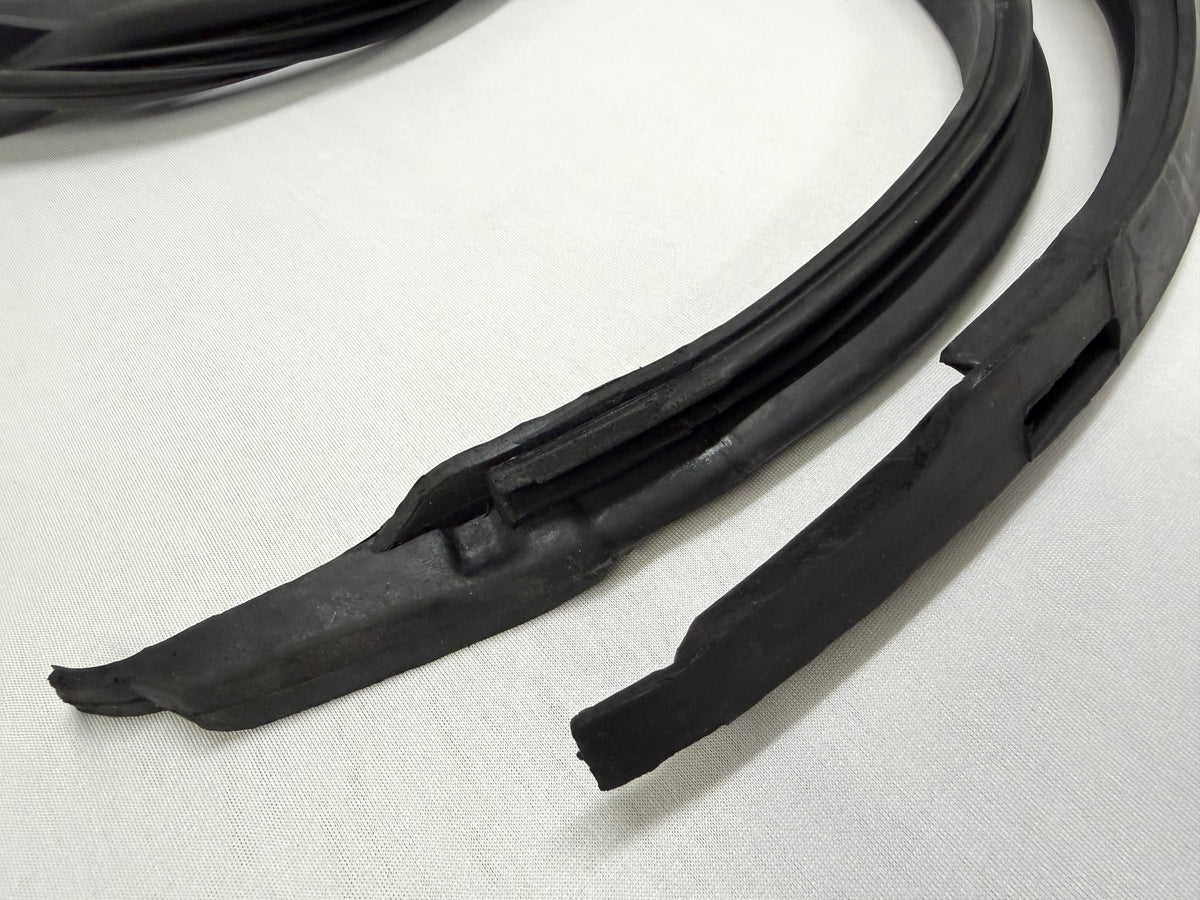 1965-66 CHEVROLET CHEVY IMPALA / BUICK PONTIAC OLDSMOBILE 2 DOOR HARDTOP ROOF RAIL WEATHERSTRIPS RUBBERS SEALS 1PAIR [NEW]