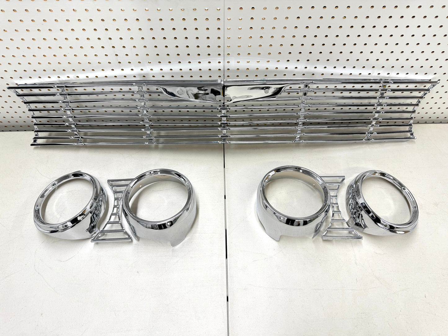 [ORIGINAL OEM RESTORED] 1961 CHEVY IMPALA / FULL SIZE FRONT GRILL (GRILLE) with HEADLAMP BEZELS COMPLETE SET / CHROME FINISH
