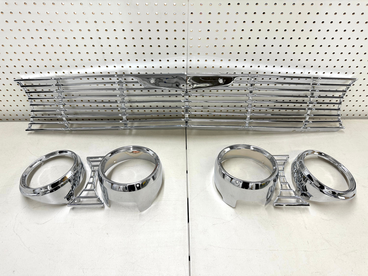 [ORIGINAL OEM RESTORED] 1961 CHEVY IMPALA / FULL SIZE FRONT GRILL (GRILLE) with HEADLAMP BEZELS COMPLETE SET / CHROME FINISH