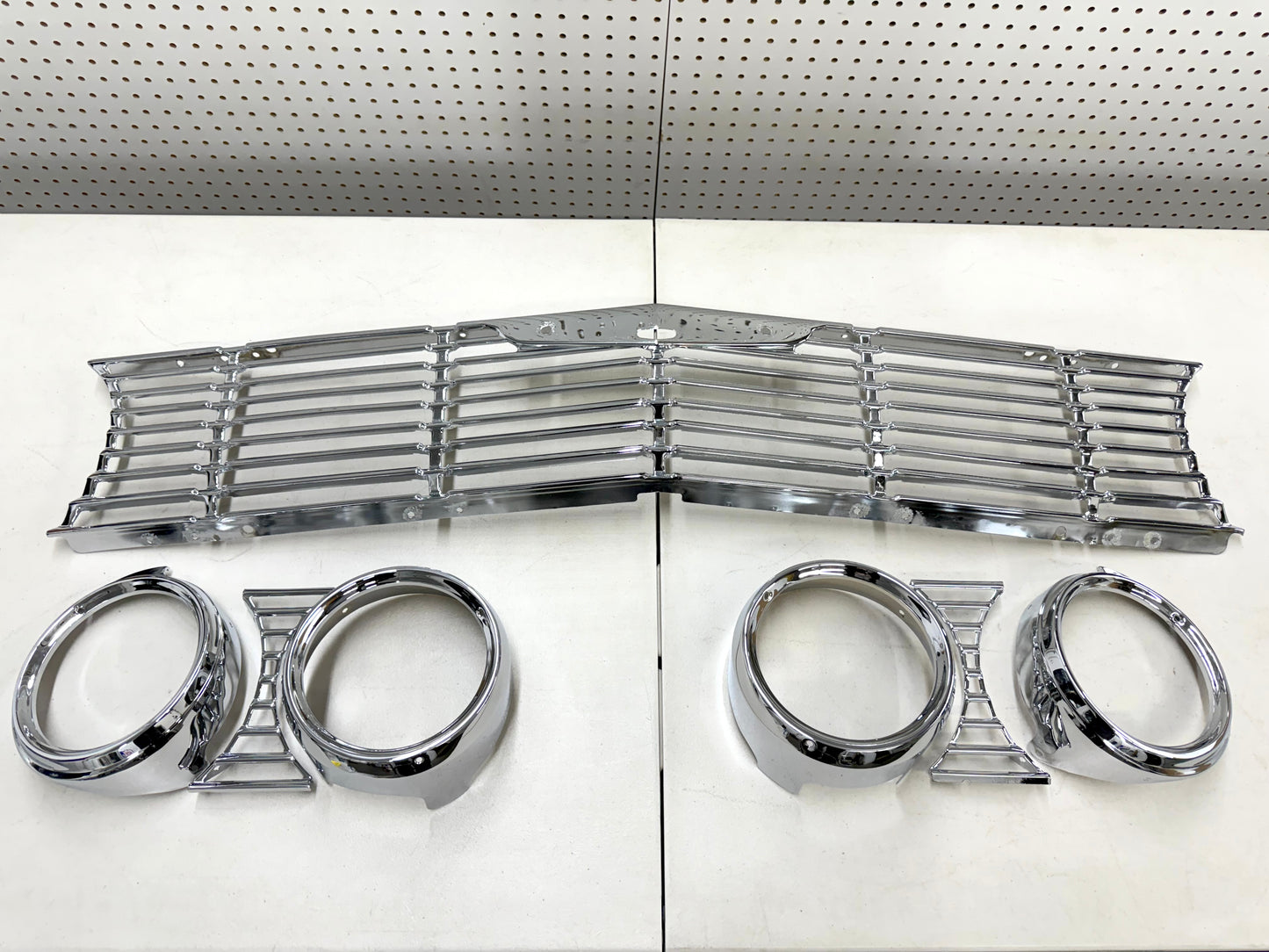 [ORIGINAL OEM RESTORED] 1961 CHEVY IMPALA / FULL SIZE FRONT GRILL (GRILLE) with HEADLAMP BEZELS COMPLETE SET / CHROME FINISH
