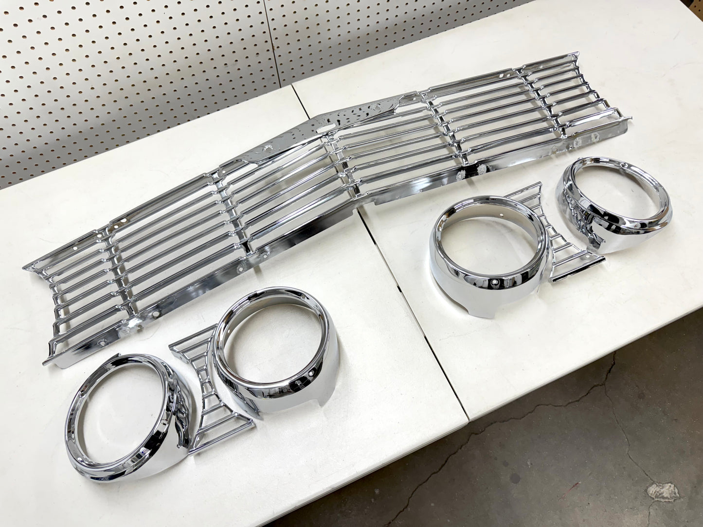 [ORIGINAL OEM RESTORED] 1961 CHEVY IMPALA / FULL SIZE FRONT GRILL (GRILLE) with HEADLAMP BEZELS COMPLETE SET / CHROME FINISH