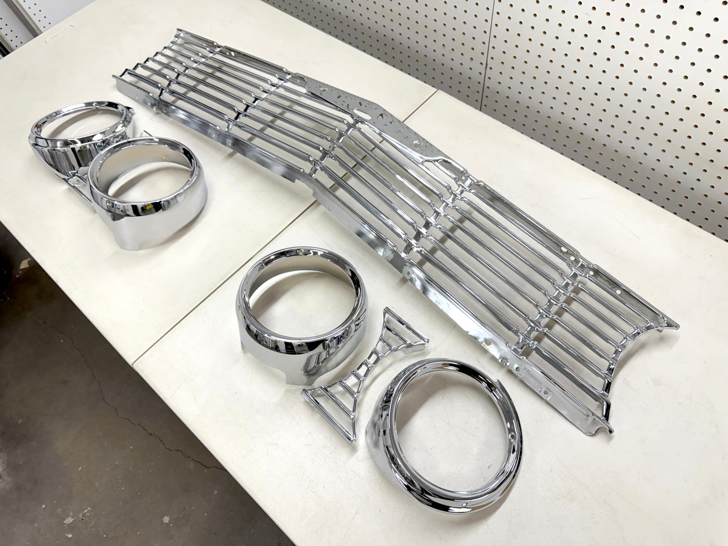 [ORIGINAL OEM RESTORED] 1961 CHEVY IMPALA / FULL SIZE FRONT GRILL (GRILLE) with HEADLAMP BEZELS COMPLETE SET / CHROME FINISH