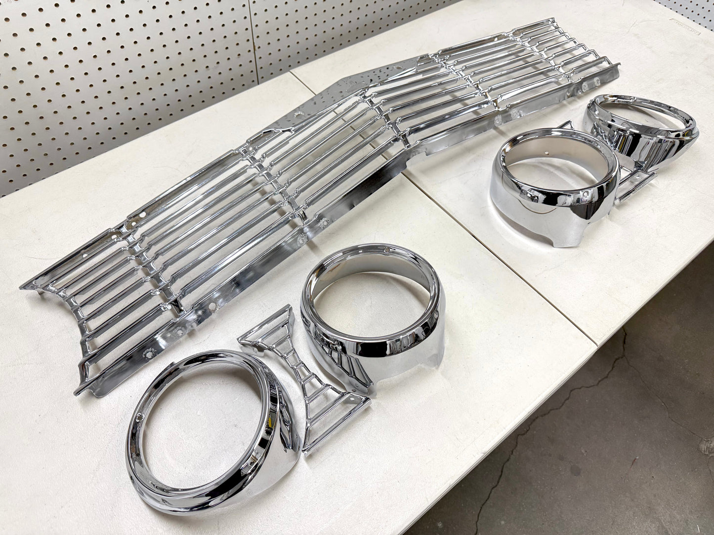 [ORIGINAL OEM RESTORED] 1961 CHEVY IMPALA / FULL SIZE FRONT GRILL (GRILLE) with HEADLAMP BEZELS COMPLETE SET / CHROME FINISH