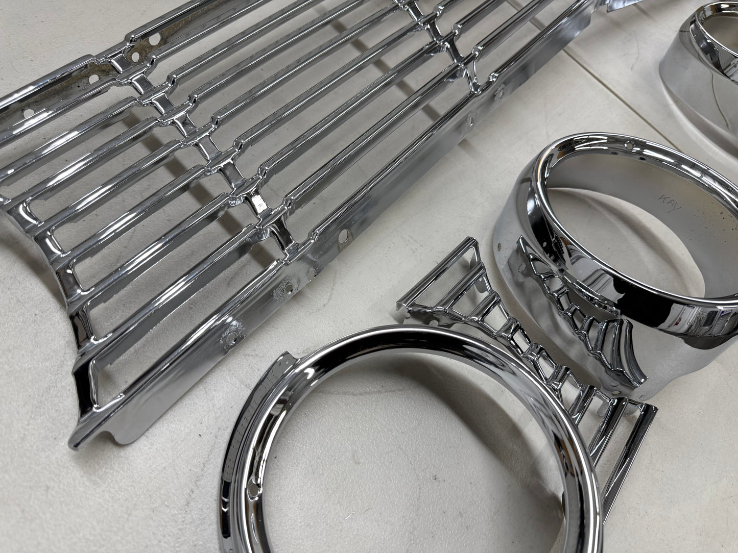 [ORIGINAL OEM RESTORED] 1961 CHEVY IMPALA / FULL SIZE FRONT GRILL (GRILLE) with HEADLAMP BEZELS COMPLETE SET / CHROME FINISH