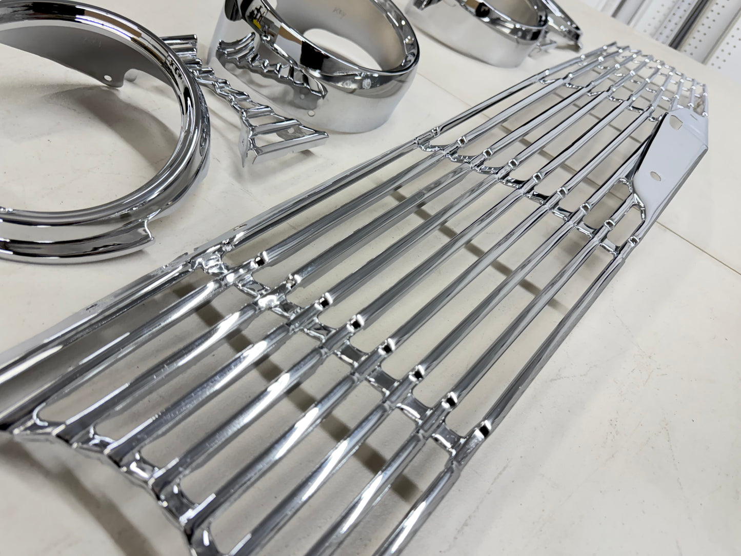 [ORIGINAL OEM RESTORED] 1961 CHEVY IMPALA / FULL SIZE FRONT GRILL (GRILLE) with HEADLAMP BEZELS COMPLETE SET / CHROME FINISH