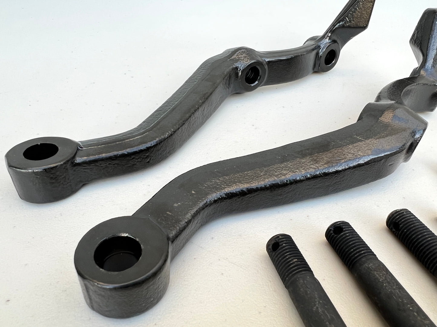 1959-64 CHEVY IMPALA BELAIR DRUM BRAKE SPINDLE STEERING ARM KNUCKLES (PAIR) / BLACK POWDERCOAT FINISH [NEW]