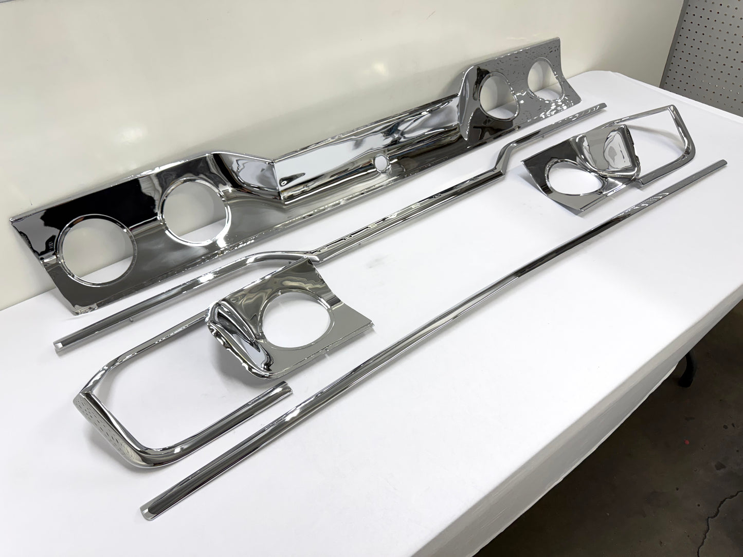 [ORIGINAL OEM RESTORED] 1963 CHEVY IMPALA REAR TRUNK LID PANEL , TAILLIGHT COVE TRIM INSERTS 3PC & TRUNK UPPER LOWER CORNER MOLDINGS TRIMS 4PC COMPLETE SET / TRIPLE CHROME FINISH