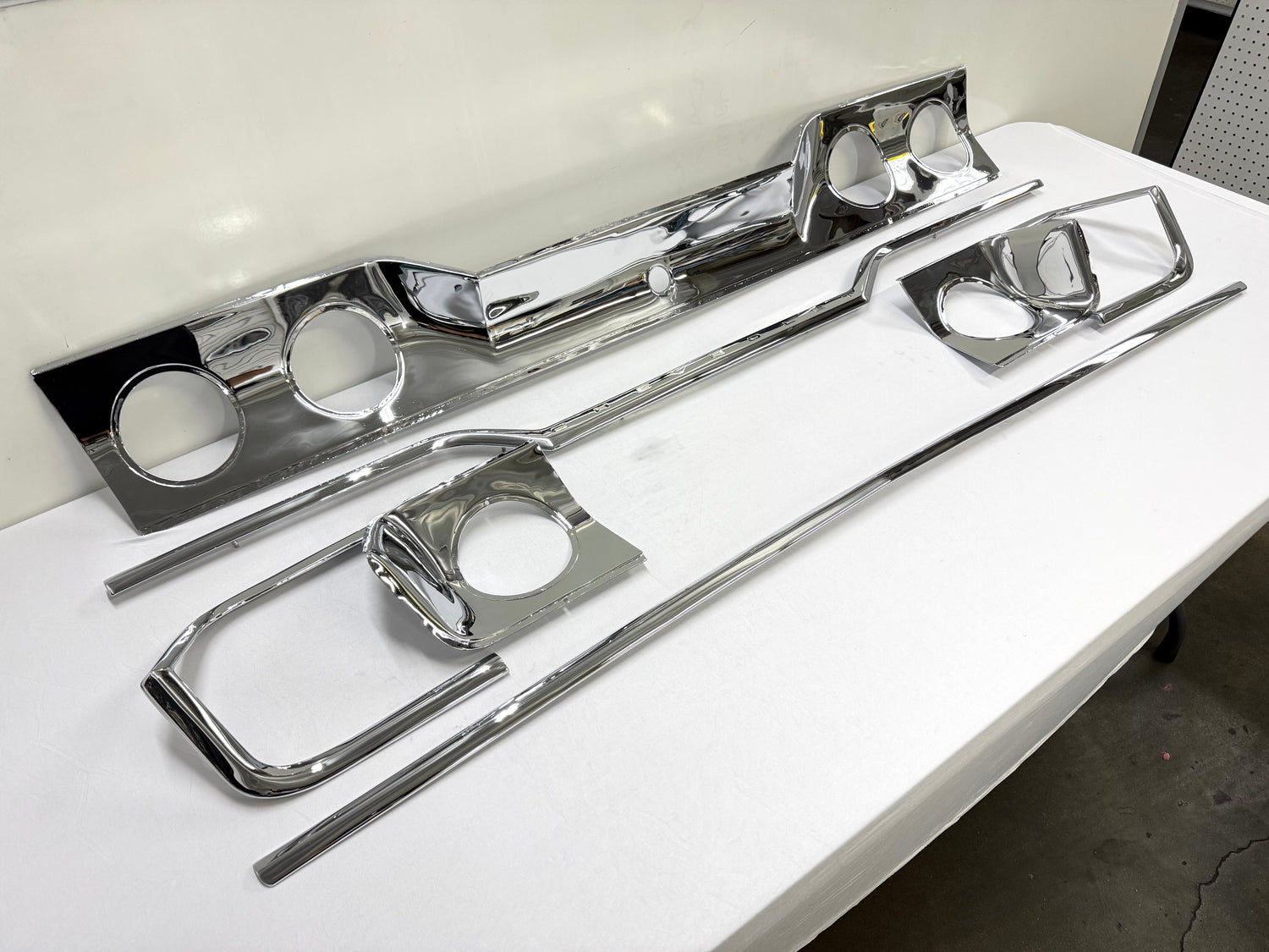 [ORIGINAL OEM RESTORED] 1963 CHEVY IMPALA REAR TRUNK LID PANEL , TAILLIGHT COVE TRIM INSERTS 3PC & TRUNK UPPER LOWER CORNER MOLDINGS TRIMS 4PC COMPLETE SET / TRIPLE CHROME FINISH