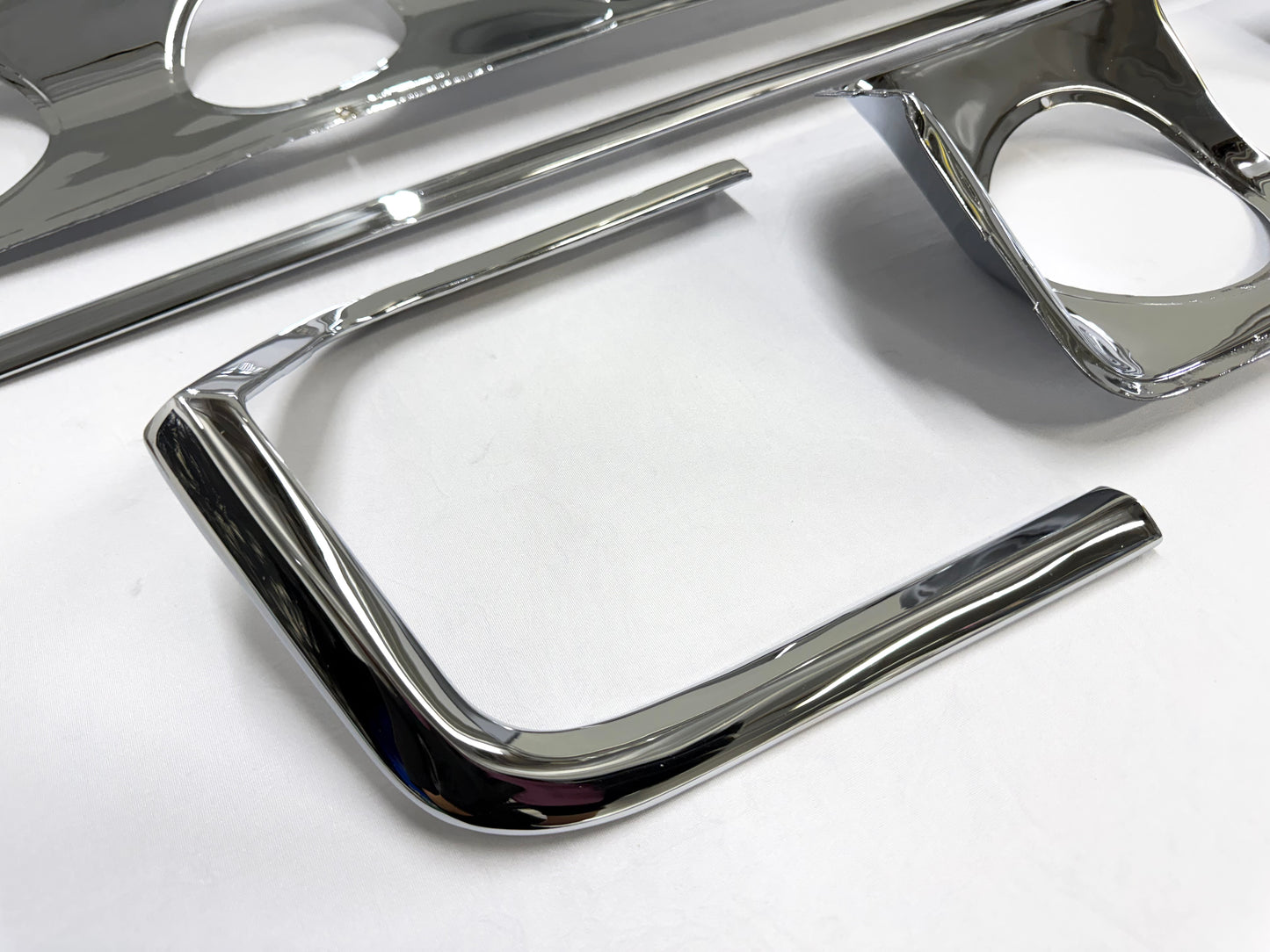 [ORIGINAL OEM RESTORED] 1963 CHEVY IMPALA REAR TRUNK LID PANEL , TAILLIGHT COVE TRIM INSERTS 3PC & TRUNK UPPER LOWER CORNER MOLDINGS TRIMS 4PC COMPLETE SET / TRIPLE CHROME FINISH