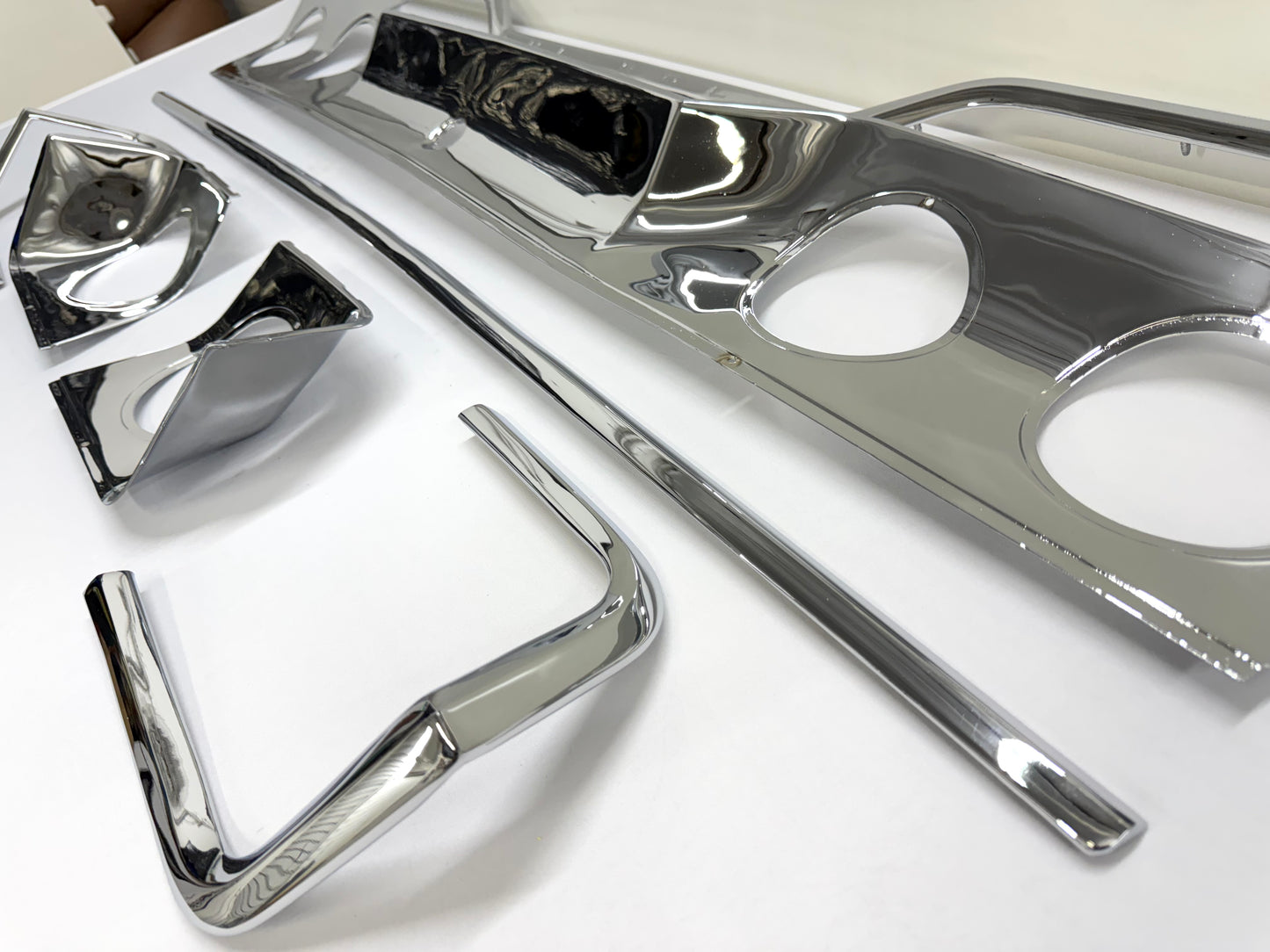 [ORIGINAL OEM RESTORED] 1963 CHEVY IMPALA REAR TRUNK LID PANEL , TAILLIGHT COVE TRIM INSERTS 3PC & TRUNK UPPER LOWER CORNER MOLDINGS TRIMS 4PC COMPLETE SET / TRIPLE CHROME FINISH