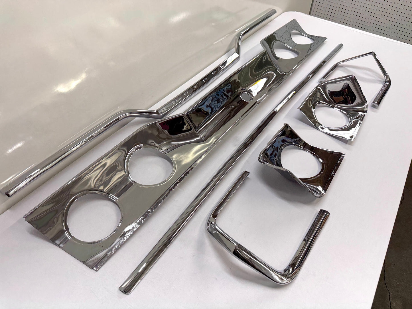 [ORIGINAL OEM RESTORED] 1963 CHEVY IMPALA REAR TRUNK LID PANEL , TAILLIGHT COVE TRIM INSERTS 3PC & TRUNK UPPER LOWER CORNER MOLDINGS TRIMS 4PC COMPLETE SET / TRIPLE CHROME FINISH