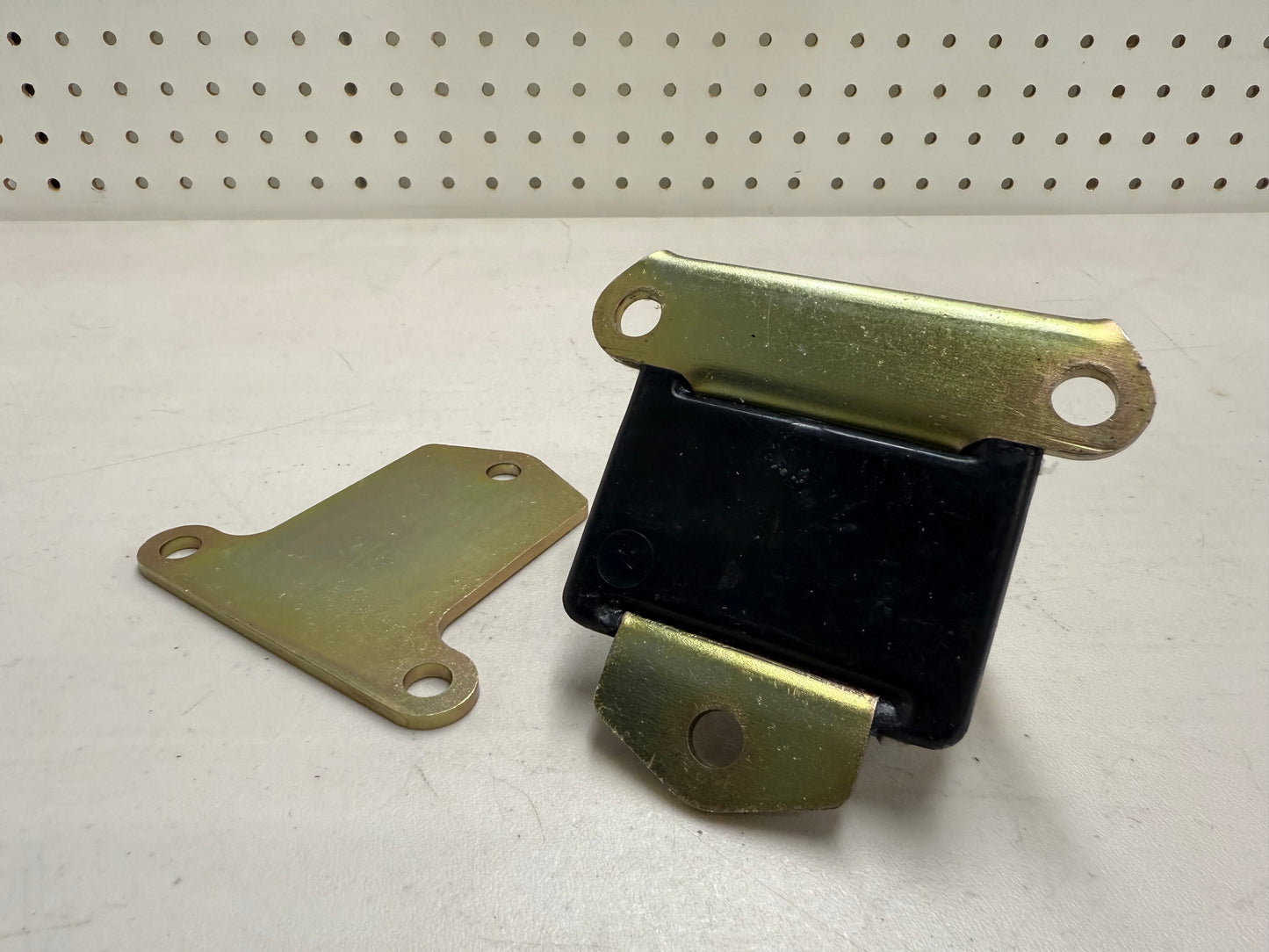 SMALL BLOCK & BIG BLOCK CHEVY SBC 283 305 327 350 BB 383 400 396 427 454 ENGINE MOTOR MOUNT 1PC