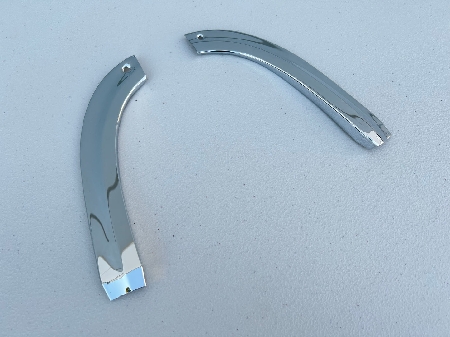 1963 CHEVY IMPALA FULL-SIZE BELAIR BISCAYNE LOWER EYEBROW MOLDINGS PAIR / CHROME FINISH [GM ORIGINAL / OEM]