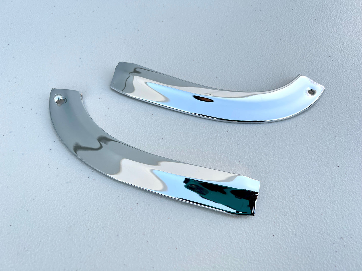 1963 CHEVY IMPALA FULL-SIZE BELAIR BISCAYNE LOWER EYEBROW MOLDINGS PAIR / CHROME FINISH [GM ORIGINAL / OEM]