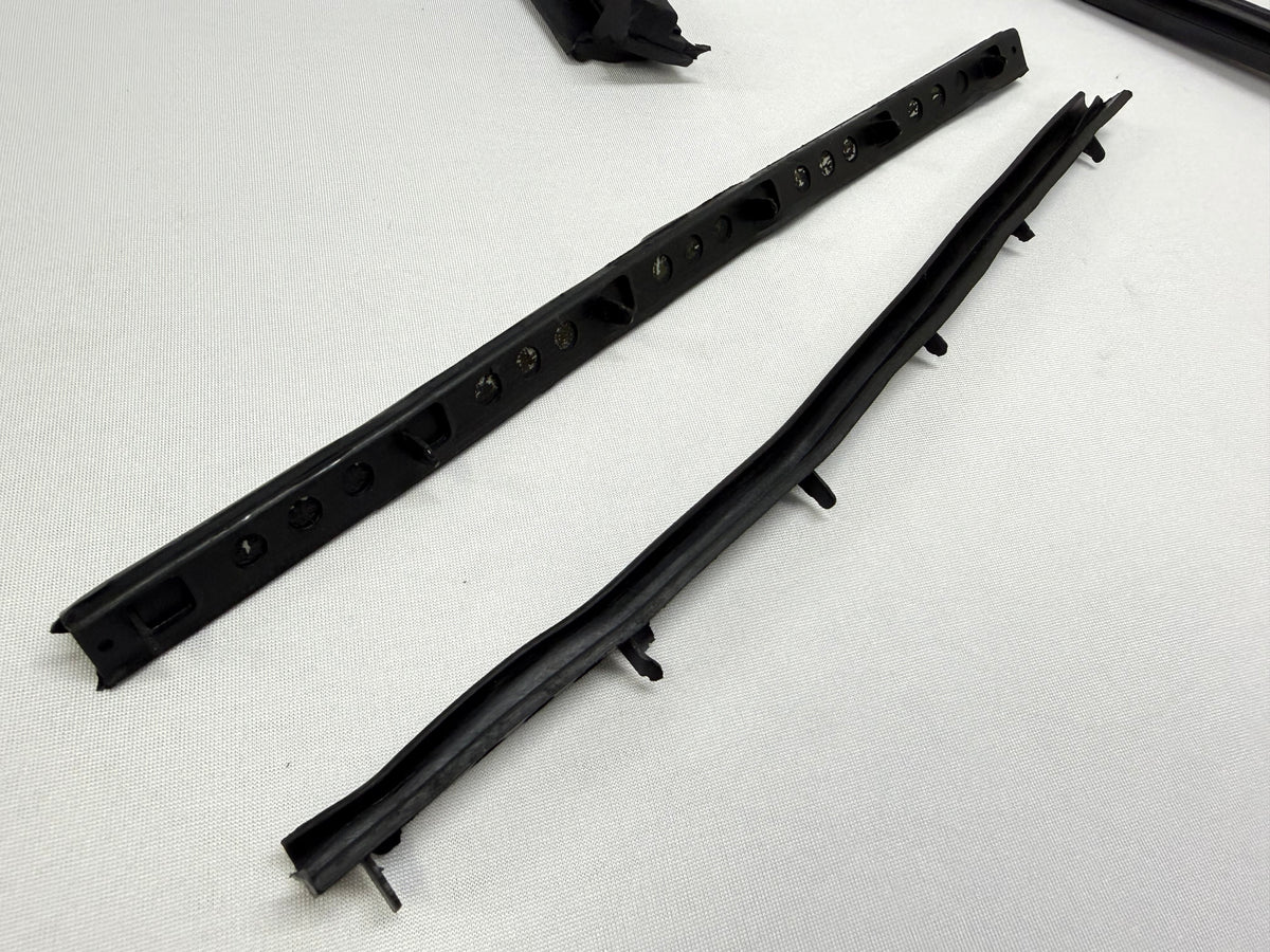 1963-1964 CHEVROLET CHEVY IMPALA 2 DOOR HARDTOP OR CONVERTIBLE DOOR VENT WINDOW WEATHERSTRIP SET RUBBERS 1PAIR [NEW]
