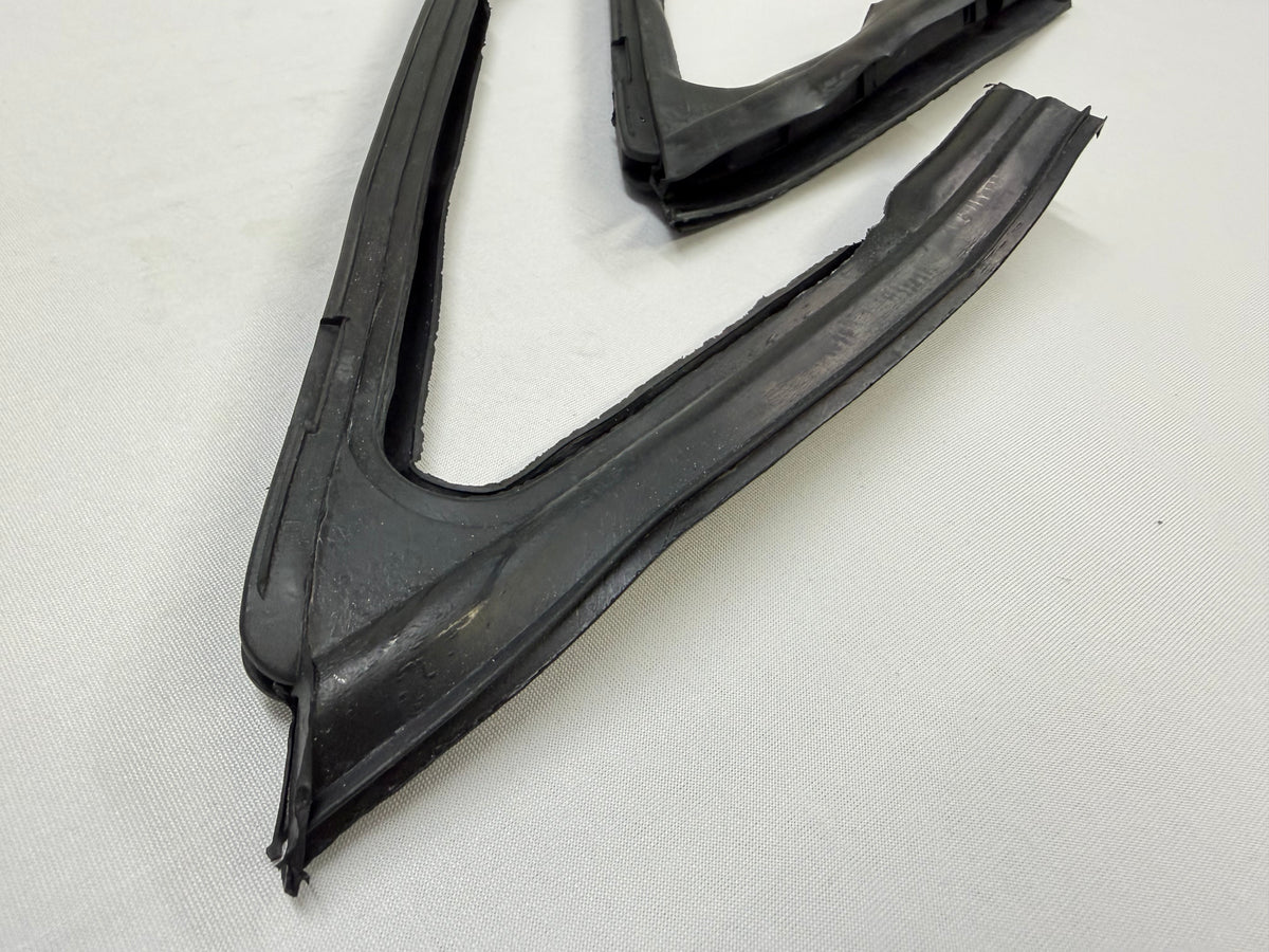 1963-1964 CHEVROLET CHEVY IMPALA 2 DOOR HARDTOP OR CONVERTIBLE DOOR VENT WINDOW WEATHERSTRIP SET RUBBERS 1PAIR [NEW]