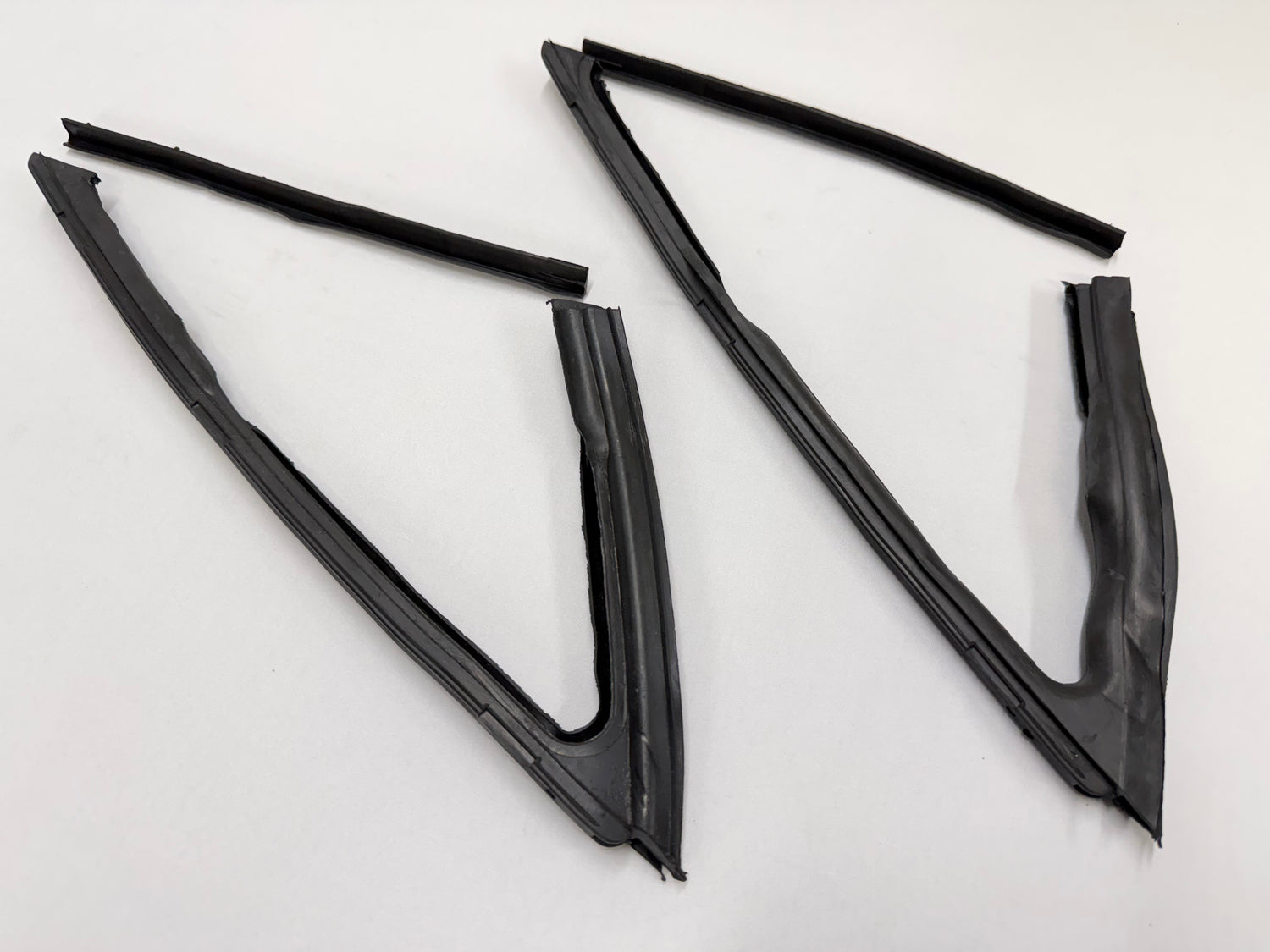 1963-1964 CHEVROLET CHEVY IMPALA 2 DOOR HARDTOP OR CONVERTIBLE DOOR VENT WINDOW WEATHERSTRIP SET RUBBERS 1PAIR [NEW]