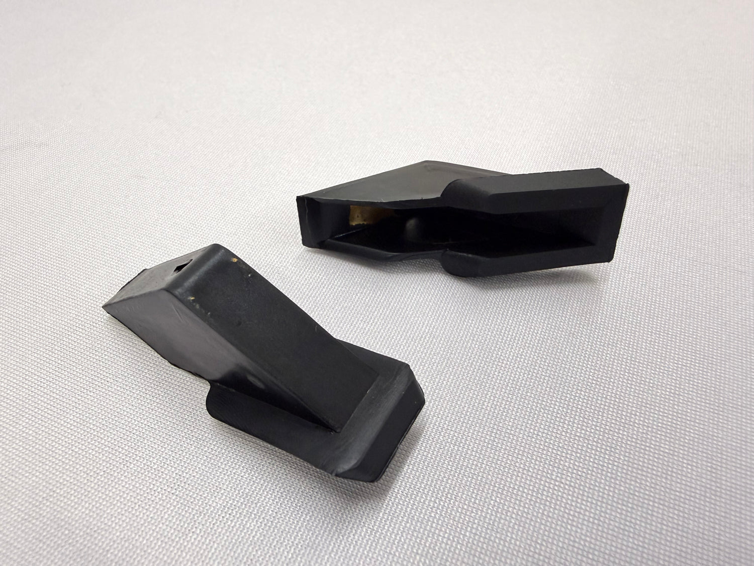 1963-1964 CHEVROLET CHEVY IMPALA 2 DOOR HARDTOP DOOR VENT WINDOW DIVISION BAR STOPS BUMPERS WEATHERSTRIPS RUBBERS 1PAIR [NEW]