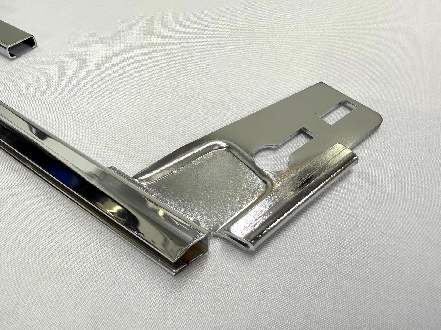 1961-1964 CHEVY IMPALA BUICK PONTIAC OLDSMOBILE B-BODY LOWER DOOR WINDOW CHANNEL FRAME TRACK / LH DRIVER SIDE [NEW] / IMPORT CHROME