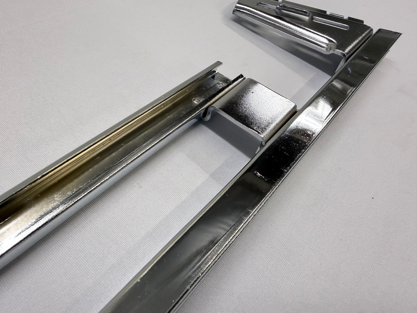 1961-1964 CHEVY IMPALA BUICK PONTIAC OLDSMOBILE B-BODY LOWER DOOR WINDOW CHANNEL FRAME TRACK / LH DRIVER SIDE [NEW] / IMPORT CHROME
