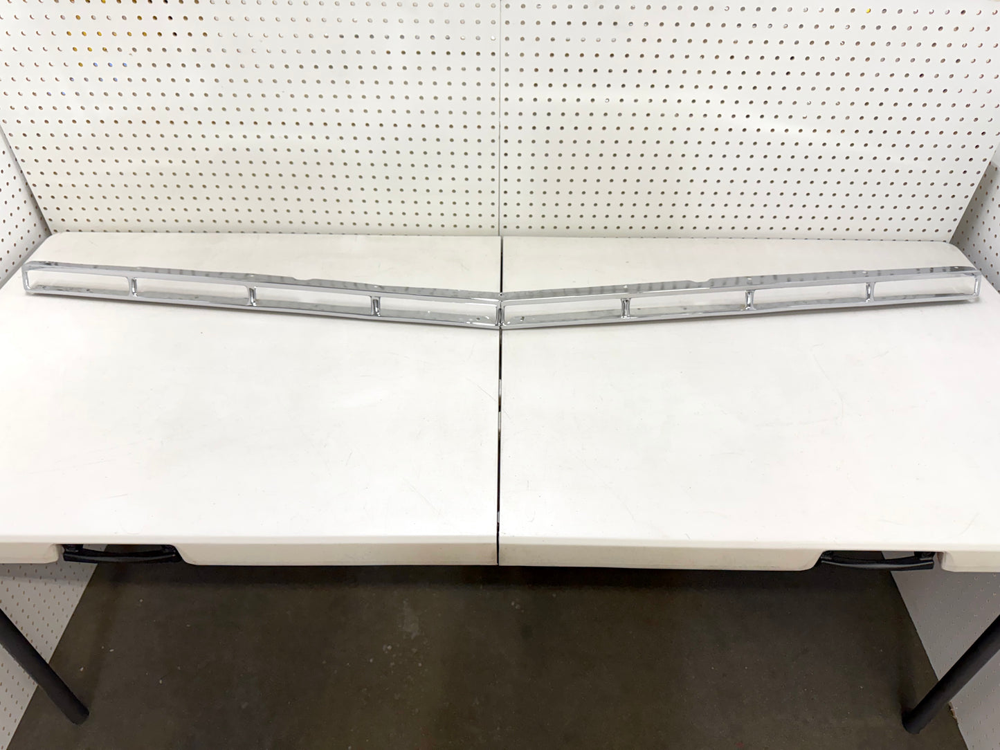 [ORIGINAL OEM RESTORED] 1961 CHEVY IMPALA BEL AIR BISCAYNE / FULL SIZE UPPER GRILLE MOLDING TRIM 1PC / CHROME FINISH