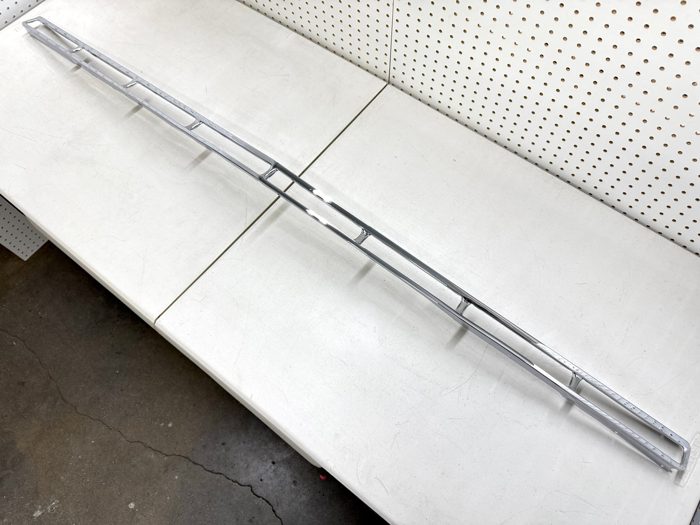 [ORIGINAL OEM RESTORED] 1961 CHEVY IMPALA BEL AIR BISCAYNE / FULL SIZE UPPER GRILLE MOLDING TRIM 1PC / CHROME FINISH