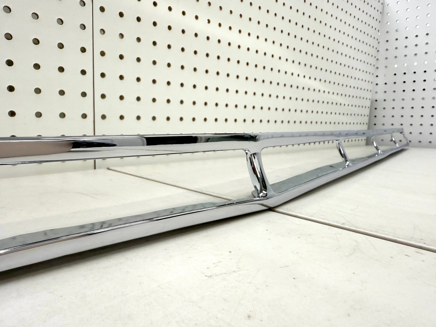 [ORIGINAL OEM RESTORED] 1961 CHEVY IMPALA BEL AIR BISCAYNE / FULL SIZE UPPER GRILLE MOLDING TRIM 1PC / CHROME FINISH