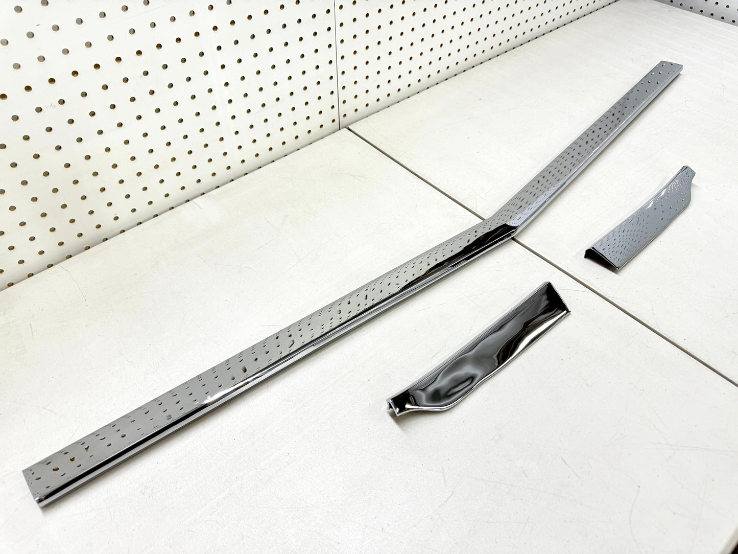 [ORIGINAL OEM RESTORED] 1960 CHEVY IMPALA BEL AIR BISCAYNE / FULL SIZE LOWER GRILLE MOLDING TRIM SET 3PC / CHROME FINISH