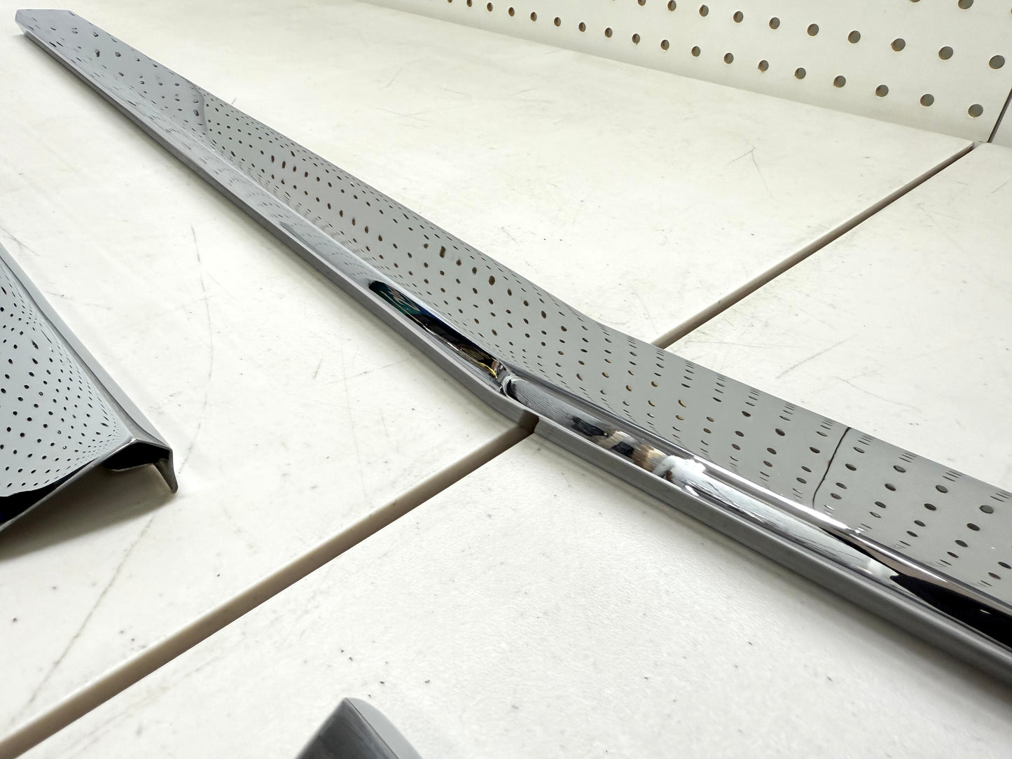 [ORIGINAL OEM RESTORED] 1960 CHEVY IMPALA BEL AIR BISCAYNE / FULL SIZE LOWER GRILLE MOLDING TRIM SET 3PC / CHROME FINISH