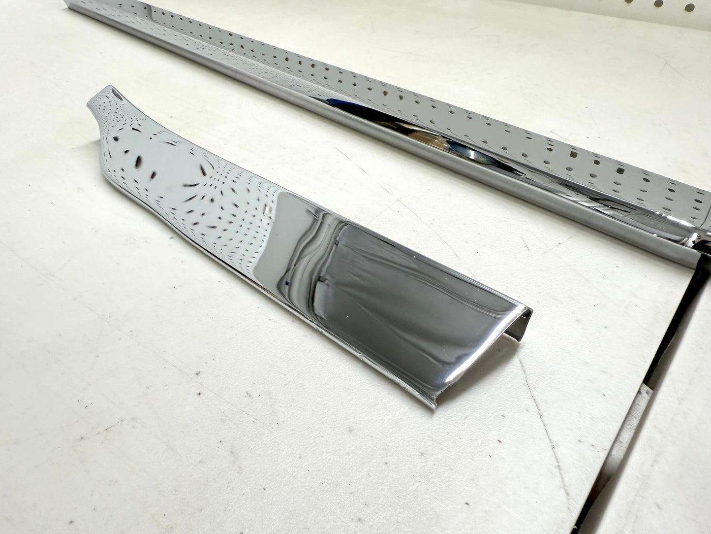 [ORIGINAL OEM RESTORED] 1960 CHEVY IMPALA BEL AIR BISCAYNE / FULL SIZE LOWER GRILLE MOLDING TRIM SET 3PC / CHROME FINISH