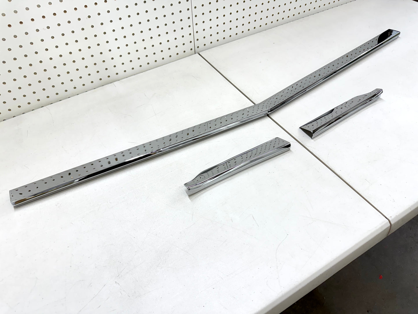 [ORIGINAL OEM RESTORED] 1960 CHEVY IMPALA BEL AIR BISCAYNE / FULL SIZE LOWER GRILLE MOLDING TRIM SET 3PC / CHROME FINISH