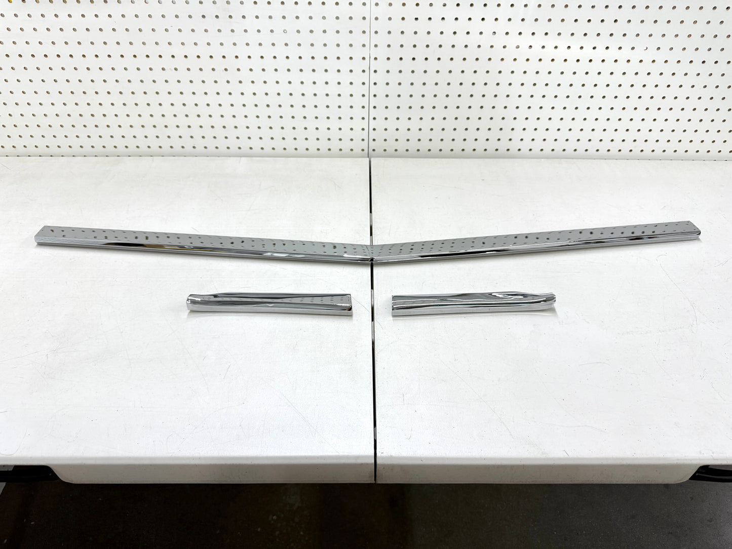 [ORIGINAL OEM RESTORED] 1960 CHEVY IMPALA BEL AIR BISCAYNE / FULL SIZE LOWER GRILLE MOLDING TRIM SET 3PC / CHROME FINISH