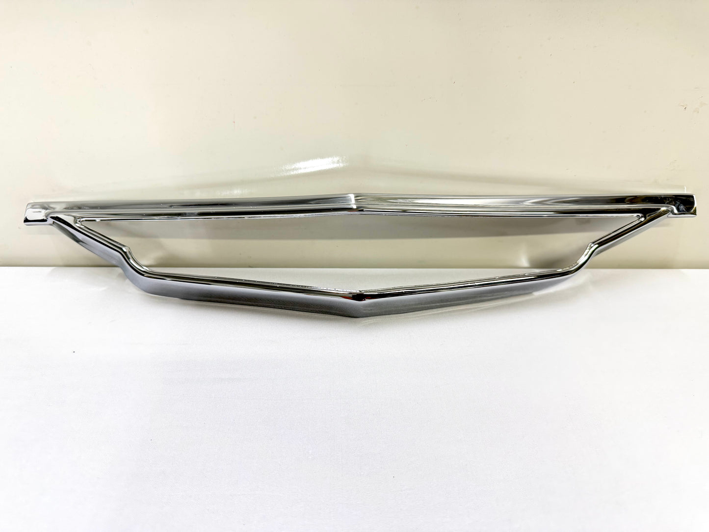 [ORIGINAL OEM RESTORED] 1961 CHEVY IMPALA BEL AIR BISCAYNE / FULL SIZE FRONT GRILLE EMBLEM SURROUND BEZEL HOUSING ONLY 1PC / SHOW CHROME FINISH