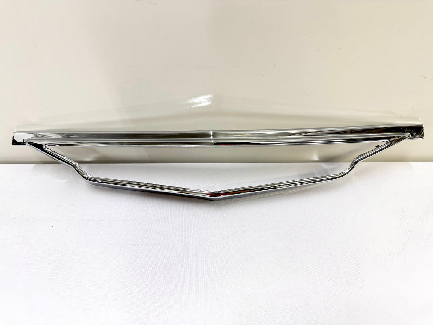 [ORIGINAL OEM RESTORED] 1961 CHEVY IMPALA BEL AIR BISCAYNE / FULL SIZE FRONT GRILLE EMBLEM SURROUND BEZEL HOUSING ONLY 1PC / SHOW CHROME FINISH