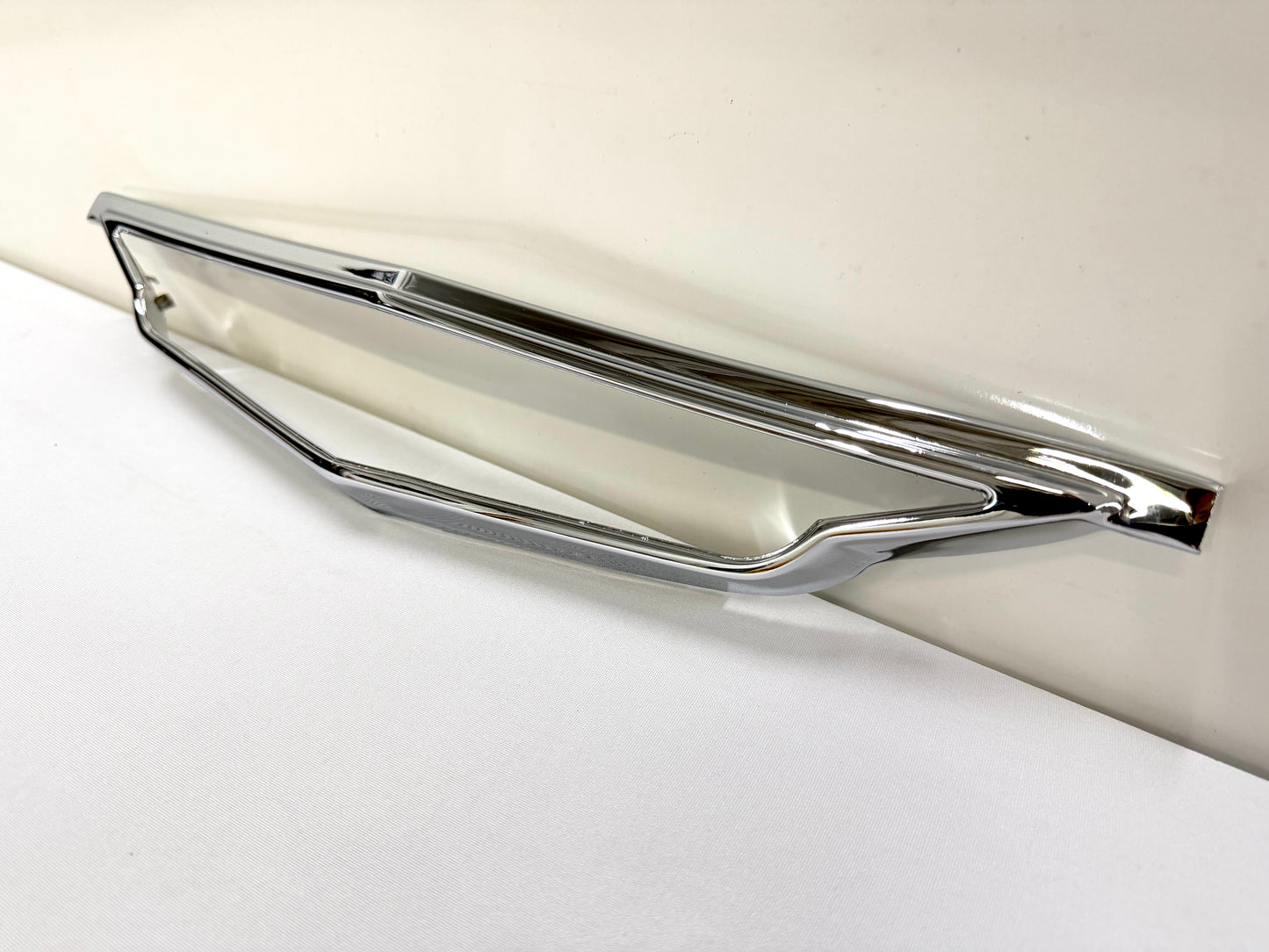 [ORIGINAL OEM RESTORED] 1961 CHEVY IMPALA BEL AIR BISCAYNE / FULL SIZE FRONT GRILLE EMBLEM SURROUND BEZEL HOUSING ONLY 1PC / SHOW CHROME FINISH