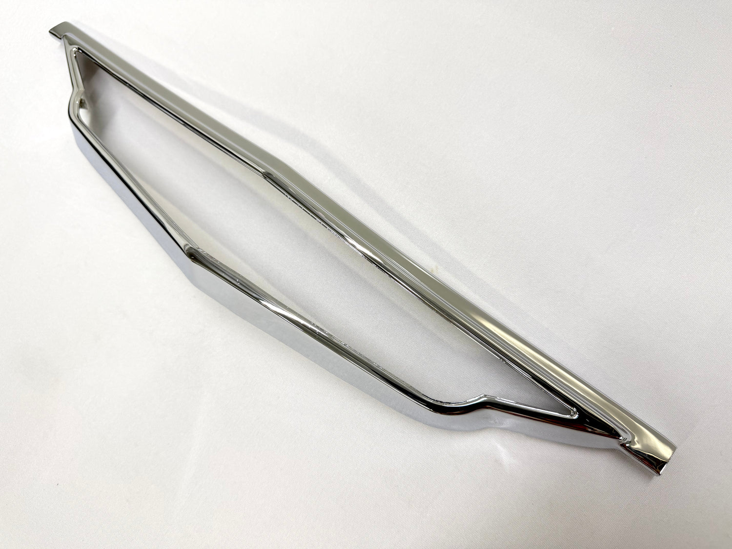 [ORIGINAL OEM RESTORED] 1961 CHEVY IMPALA BEL AIR BISCAYNE / FULL SIZE FRONT GRILLE EMBLEM SURROUND BEZEL HOUSING ONLY 1PC / SHOW CHROME FINISH