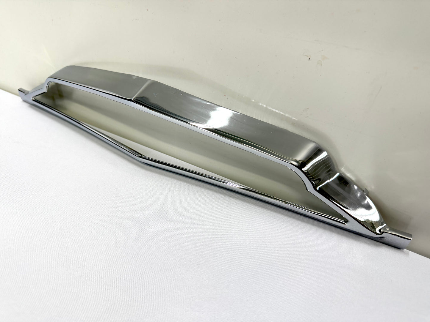 [ORIGINAL OEM RESTORED] 1961 CHEVY IMPALA BEL AIR BISCAYNE / FULL SIZE FRONT GRILLE EMBLEM SURROUND BEZEL HOUSING ONLY 1PC / SHOW CHROME FINISH