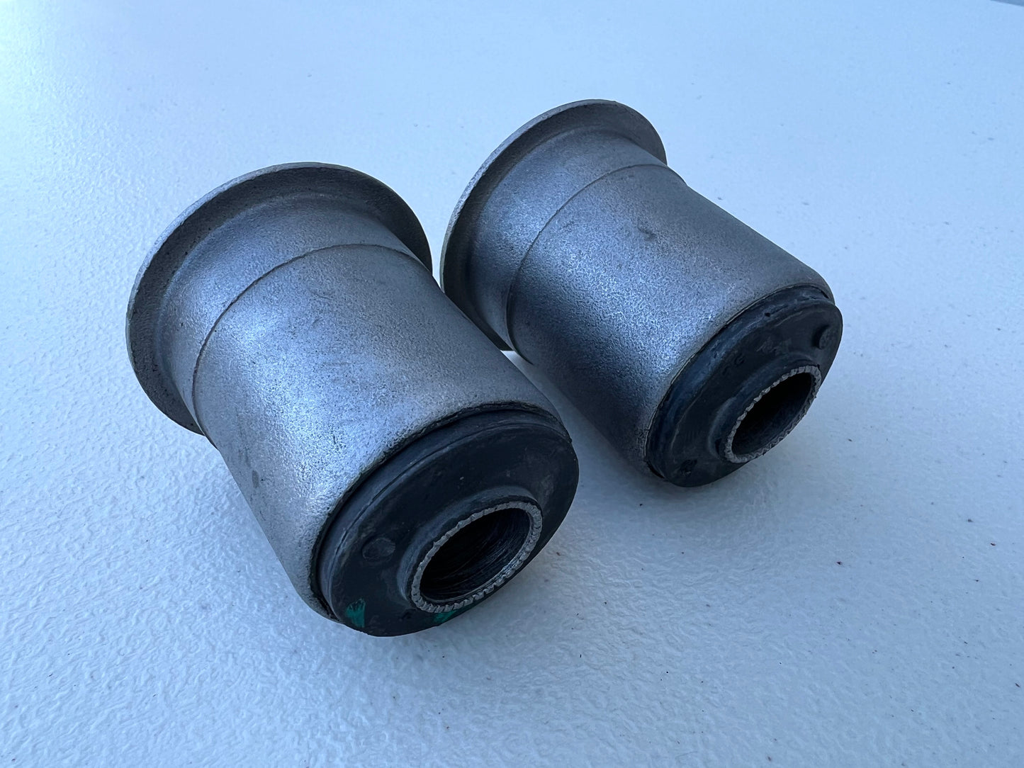 1959-64 GM FULL SIZE REAR BANANA BAR BUSHINGS 2PC / CHEVY IMPALA BELAIR BISCAYNE